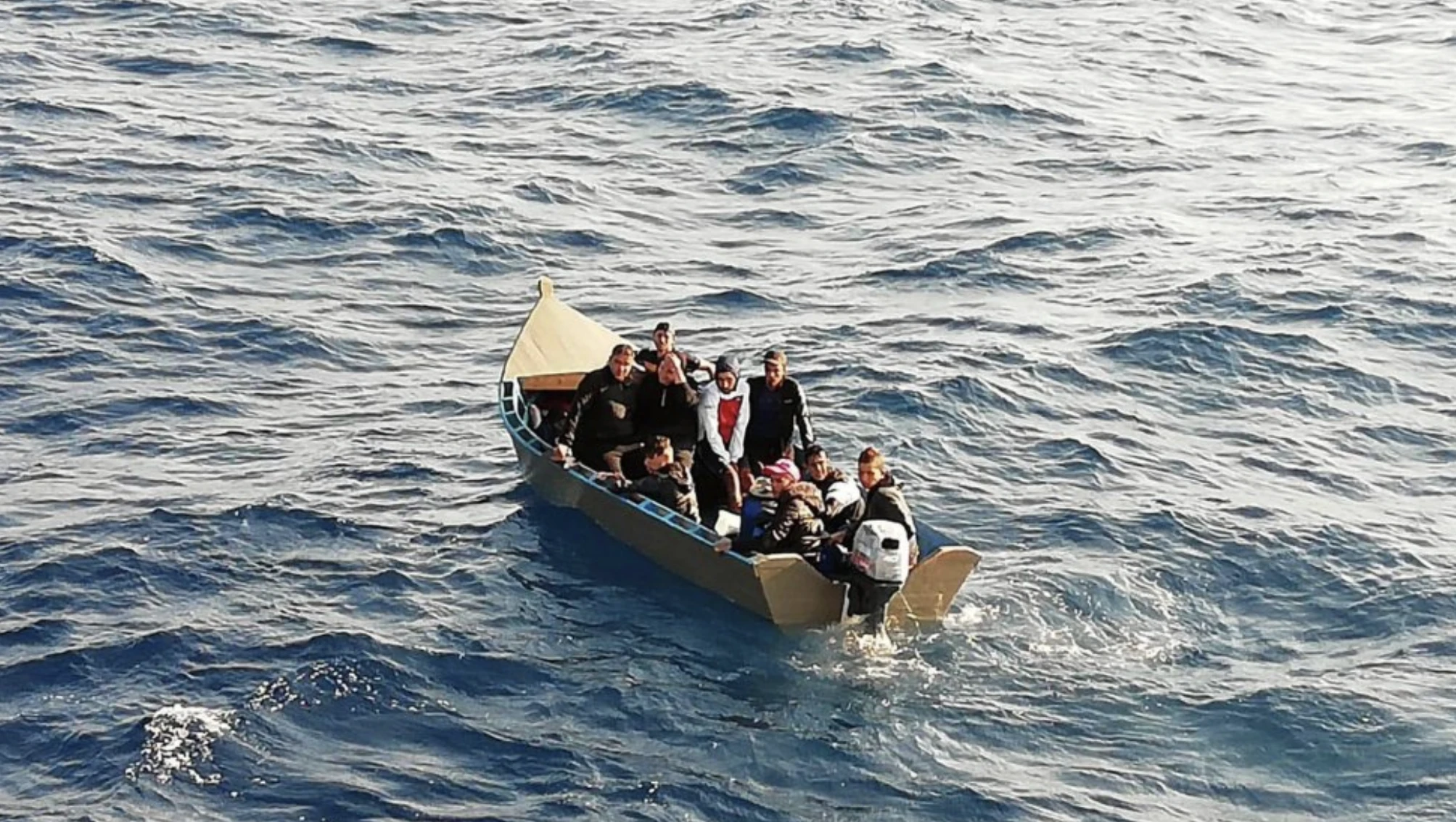 قارب يقل مهاجرين جزائريين يصدم فتاة بساحل إيطاليا ويستنفر السلطات المحلية